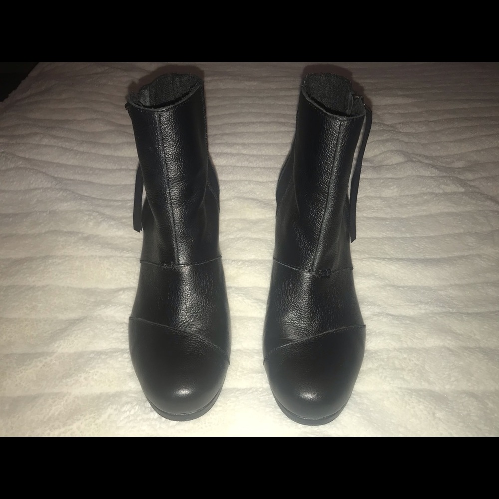 Tom’s wedge boots. Super fabulous! Size 10